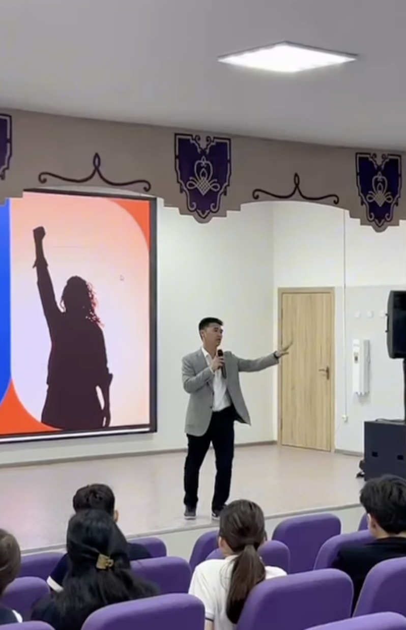 10-11 сыныптардың қатысуымен еліміздің мықты профоиентологі Омарбек Көшкімбайұлымен «Оян Талапкер!» ұранымен кездесу өтті