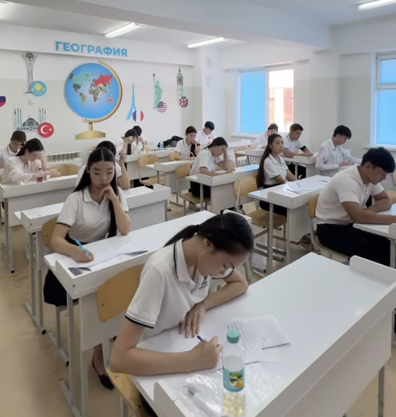 11-сынып оқушылары емтихан тапсыруда!