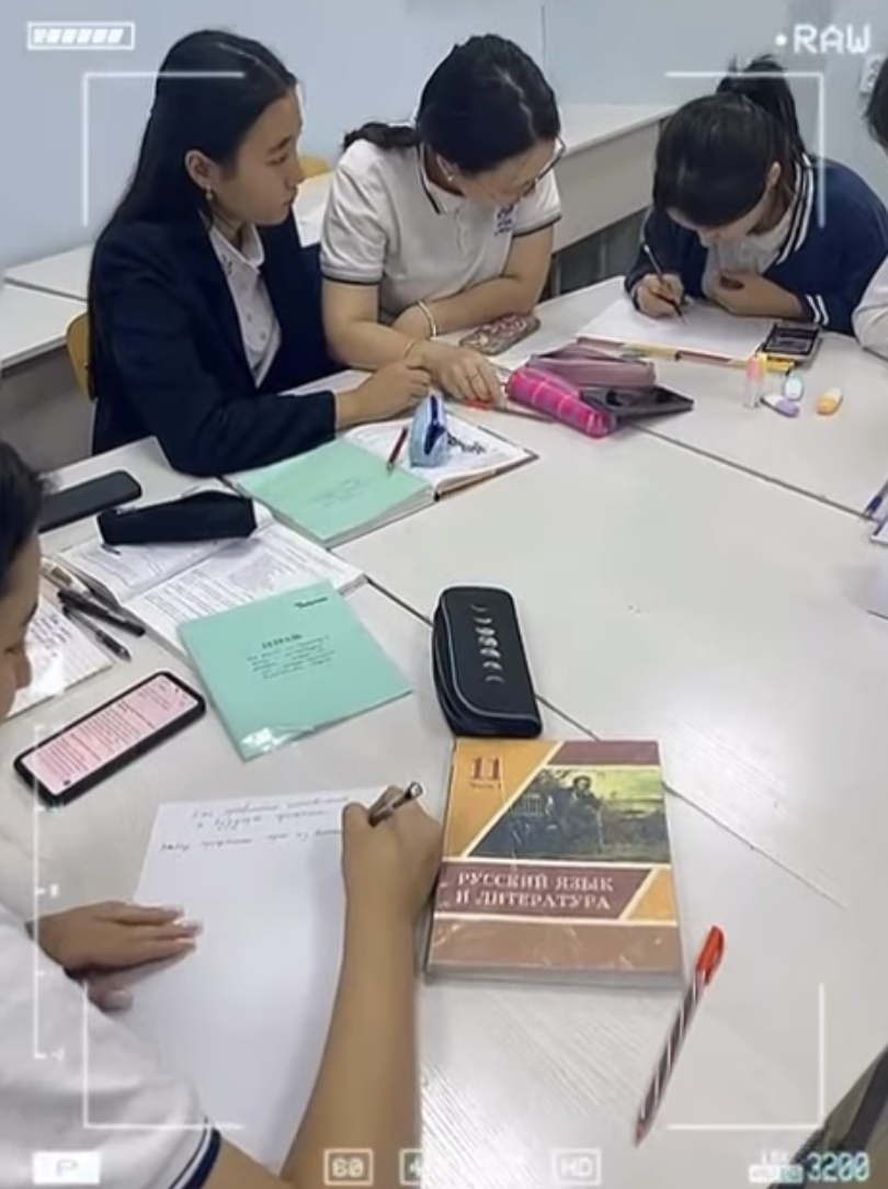 11 «Б» сынып оқушыларымен орыс тілі мен әдебиеті пәнінен ашық сабақ өткізілді.