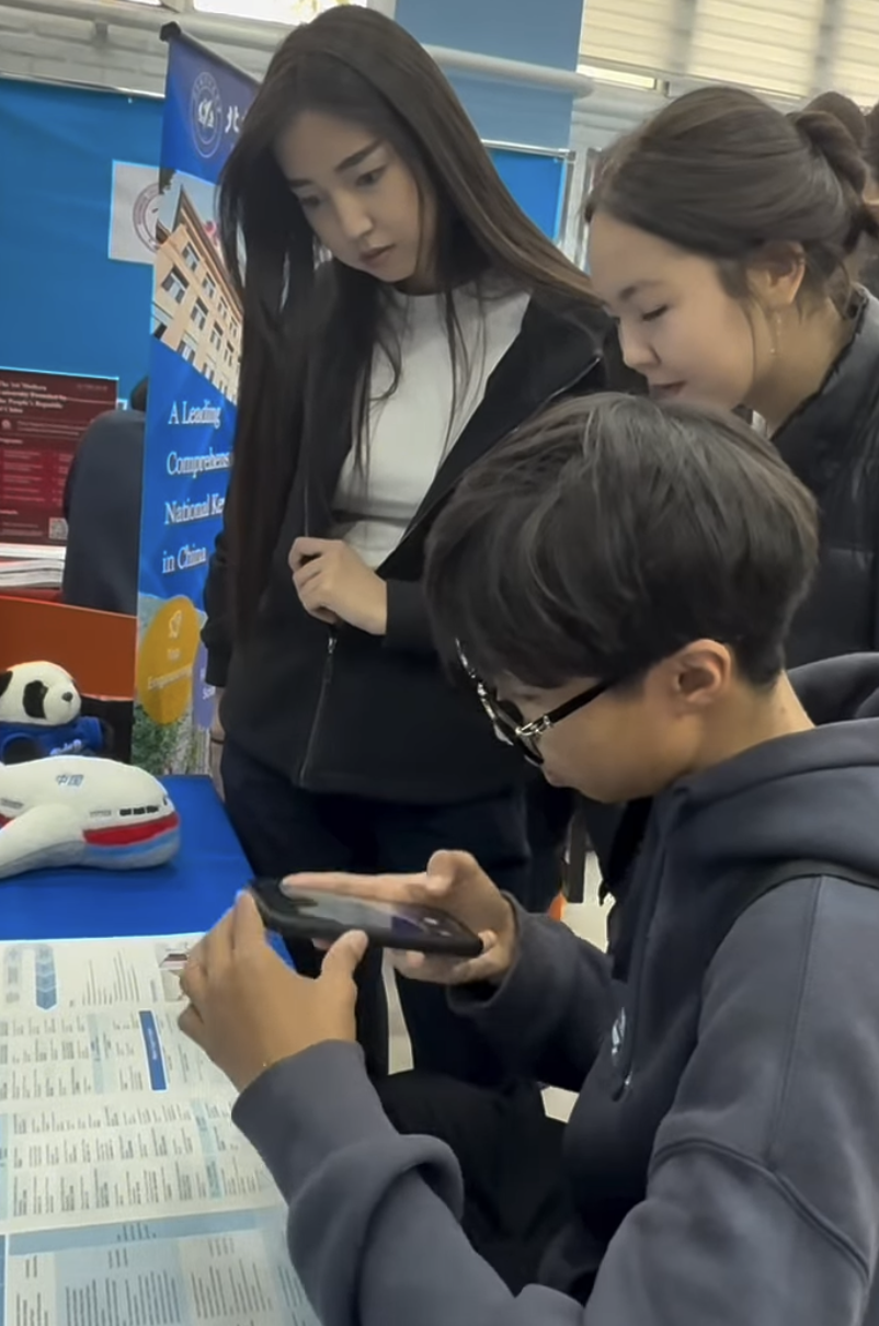 11-сынып оқушылары “Бейжіңде оқу” атты халықаралық көрмеге барды