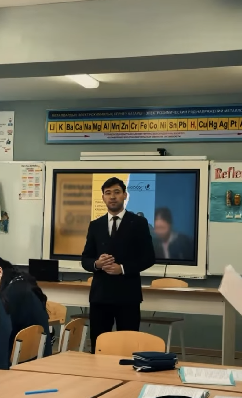 й қазақ тілі мен әдебиеті пәні мұғалімі Батыркулов Ернат Ермекұлы 7«ә» сыныбымен