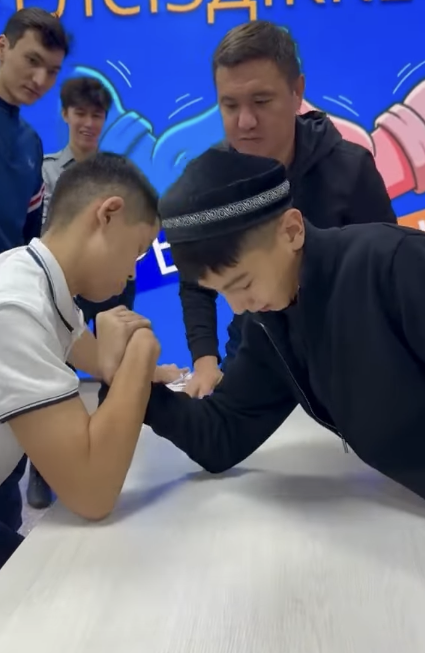 8, 9, 10-сынып ұлдары арасында қол күрестен сайыс