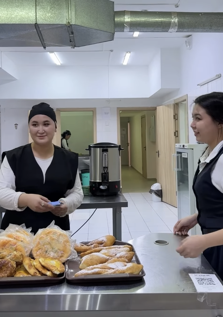 «Жұмысшы мамандықтар жылы» аясында мектеп Парламенті қауіпсіздік, тазалық, асхана қызметкерлеріне алғыс білдіріп, ашықхаттар мен тәтті сыйлықтар табыстады.