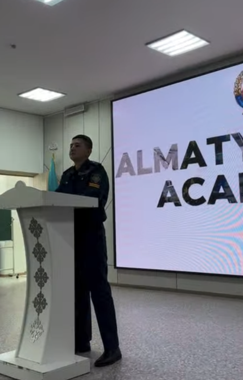 Білім алушыларға кәсіби бағдар беру мақсатында полиция қызметкерлерінің қатысуымен кездесу ұйымдастырылды.